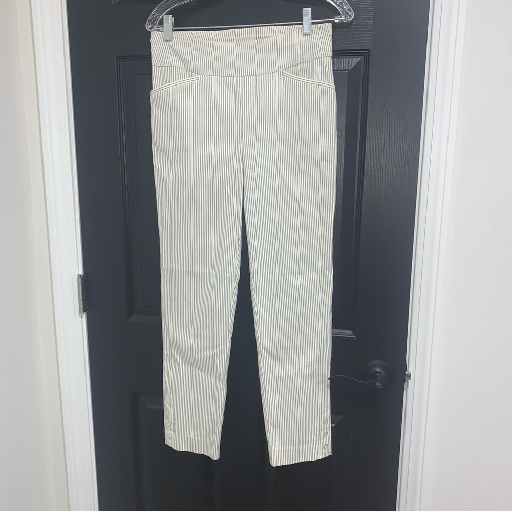 Chico's | Perfect Strech White Ankle Capri Pinstripes Ankle Button Pants | Sz 00